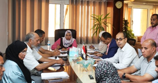 نائب محافظ أسوان تستمع لمطالب 35 مواطناً خلال اللقاء الأسبوعى