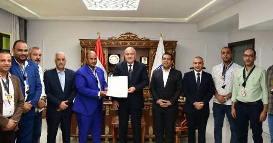 محافظ قنا يكرم فرقة أناكوندا للعروض المسرحية 