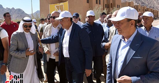 رئيس الوزراء يتفقد المنطقة السكنية الجديدة بالزيتونة بمدينة سانت كاترين