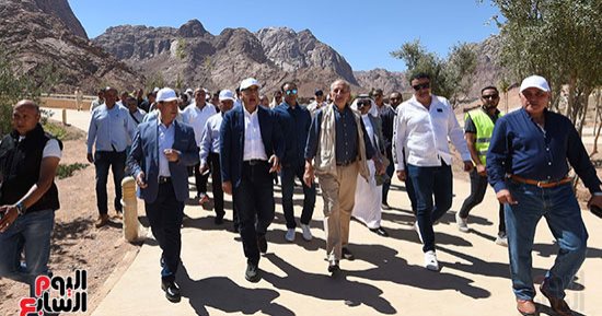 رئيس الوزراء يرحب بعدد من السائحين.. ويؤكد: نطور مزاراتنا بصورة مستمرة