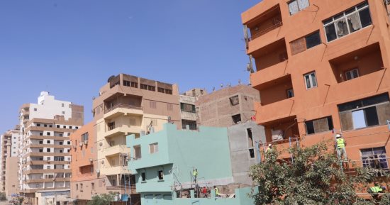 تطوير الهوية البصرية للطريق الدائرى استعدادا لافتتاح المتحف المصرى الكبير.. بدء طلاء الواجهات وفق رؤية عامة تتضمن تقسيم الطريق لقطاعات وتوحيد لون دهانات المبانى.. ومحافظ الجيزة: يوفر تجربة سياحية مميزة للزائرين