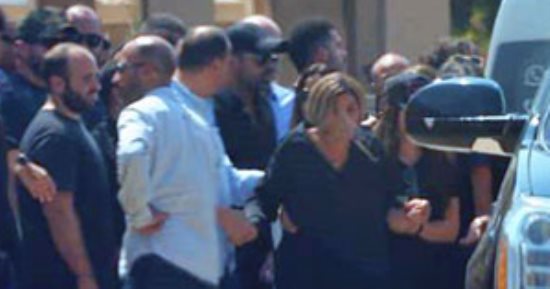 انهيار دينا الشربيني فى جنازة والدتها والنجوم يواسونها.. صور