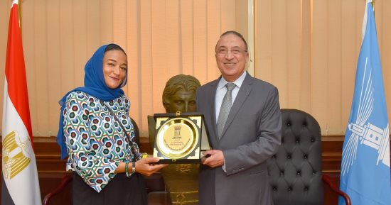محافظ الإسكندرية يكرم أول مصرية تصعد قمة إيفرست 
