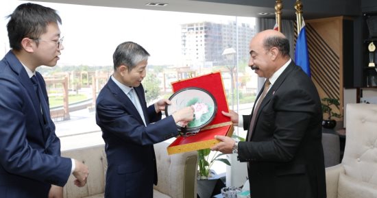 محافظ أسوان يبحث مع سفير الصين سبل تعزيز التعاون بالمجالات المختلفة.. صور