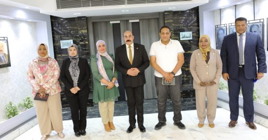 محافظ أسوان يناقش طرق استغلال سلاسل التنمية بإدارة المخلفات الصلبة
