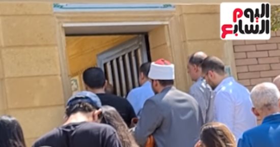 الدعاء الأخير لوالدة دينا الشربيني لحظة دفنها بمقاير العائلة.. فيديو