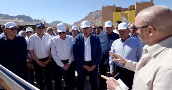 رئيس الوزراء يتفقد مشروع مركز الزوار الجديد بميدان الوادى المقدس فى سانت كاترين
