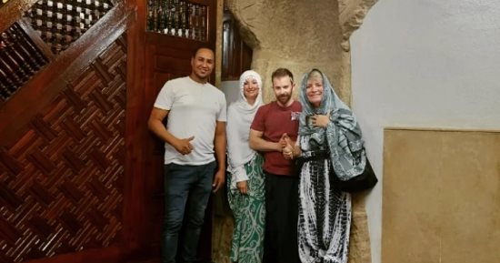 صورة اليوم.. سياح العالم بالحجاب والجلباب فى الأقصر خلال زيارتهم لمسجد أبو الحجاج
