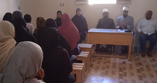 ندوات تثقيفية والكشف على 934 مريضا فى اليوم 89 لمبادرة 100 يوم صحة بالأقصر.. صور
