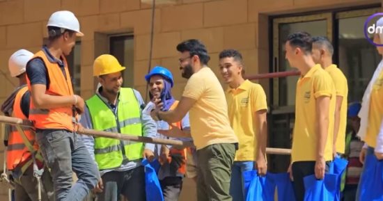 "أتوبيس السعادة" يدخل الفرحة على قلوب عمال تطوير منطقة المدابغ.. فيديو