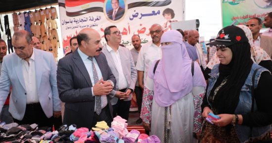 جولة بمعرض أهلاً مدارس فى أسوان.. مستلزمات مدرسية وشنط وملابس بتخفيضات كبيرة