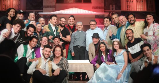 خالد جلال يحتفل مع صناع مسرحية "طيب وأمير" على مسرح ميامى