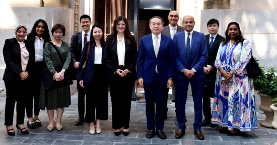 رئيس البورصة يناقش مع وزير الخزانة بهونج كونج تأسيس البورصة العقارية