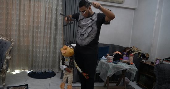 محمود حسام طالب ثانوى يصمم عرائس ماريونيت لشخصيات فرعونية وصعيدية.. فيديو