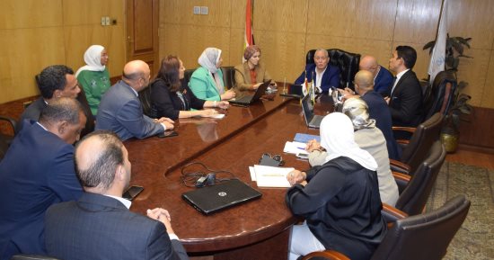 محافظ الأقصر يجتمع بلجنة تقييم المبادرة الرئاسية للمشروعات الخضراء الذكية.. صور
