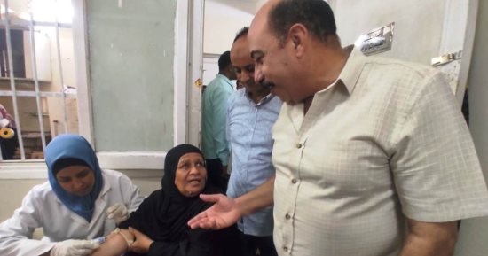 زيارة مفاجئة لمحافظ أسوان إلى العيادات الخارجية لهيئة التأمين الصحى.. صور