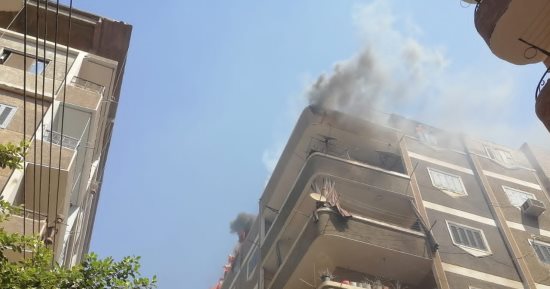 السيطرة على حريق أعلى عمارة سكنية بمنطقة الزهراء فى سوهاج.. صور