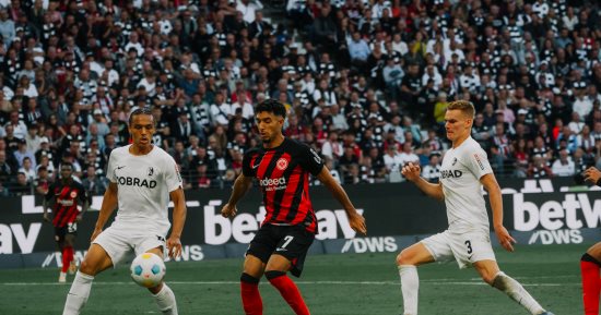 فرانكفورت يسقط في فخ التعادل أمام فرايبورج بمشاركة مرموش بالدوري الألماني