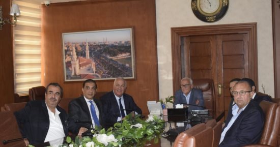 محافظ بورسعيد يستقبل عددا من المستثمرين الأجانب ويستعرض الفرص الاستثمارية 