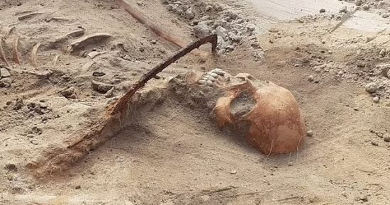 اكتشاف جثمان طفل مصاص دماء.. عمره 6 سنوات ودفن مقلوبا ورأسه للأرض خوفا من عودته للحياة.. وعلماء الآثار: في نفس المقبرة دفنت امرأة وضع على رقبتها منجل لقطع رأسها إذا حاولت النهوض من بين الأموات.. صور
