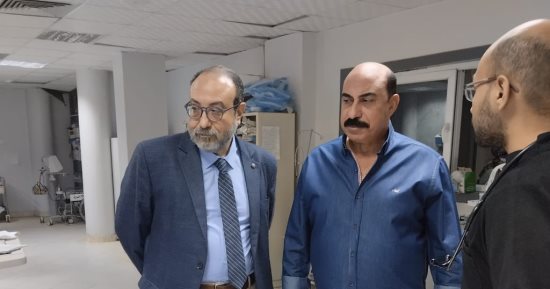 محافظ أسوان يفاجئ العاملين بالمستشفى الجامعى ويتفقد مشروعات التوسعة.. صور