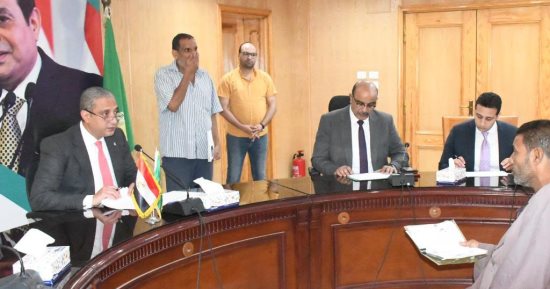 محافظ الفيوم يوجه بتوفير مساعدات للأولى بالرعاية وتنفيذ مشروعات للشباب