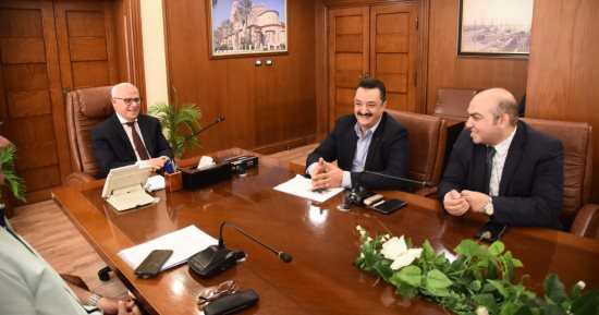 محافظ بورسعيد يستعرض مستجدات العمل في إنشاء محطة معالجة صرف صناعي