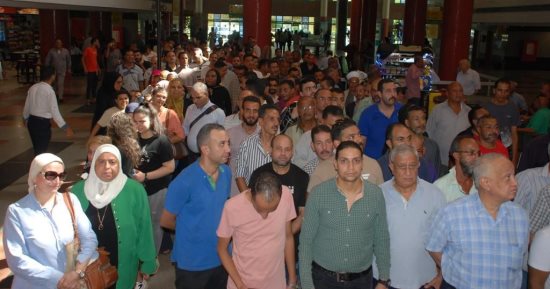 توافد المواطنين على مقرات الشهر العقارى بالقاهرة لإجراء توكيلات انتخابات الرئاسة.. صور