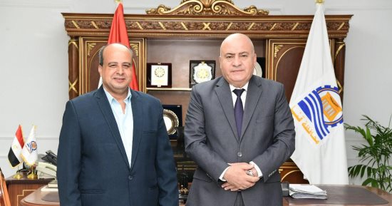 محافظ قنا يستقبل رئيس اتحاد المسرحيين الأفارقة لبحث إقامة مهرجان شباب الجنوب الدولى