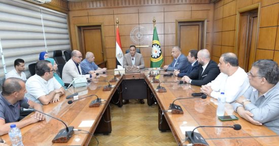 محافظ الدقهلية يناقش مع "الغرفة التجارية" آليات ضبط وتخفيض أسعار السلع