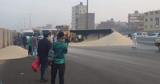 كثافات مرورية إثر حادث انقلاب مقطورة محملة بالرمال أعلى الطريق الدائرى