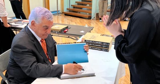 زاهى حواس يلقى محاضرة عن الإكتشافات الأثرية باليابان ويوقع كتابه عن توت عنخ آمون 