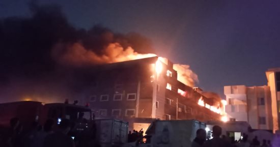 محافظ القليوبية ومدير الأمن ينتقلان لموقع حريق مصنع بالعبور.. صور
