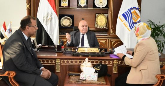 محافظ قنا يستقبل 73 مواطنا بمكتبه ويوجه بسرعة فحص شكاواهم