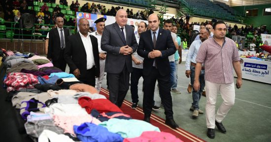 محافظ قنا يفتتح معرض كساء للأسر الأولى بالرعاية.. يوفر 20 ألف قطعة ملابس