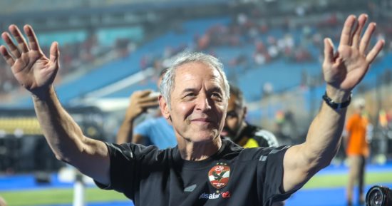 كولر يسجل ملاحظاته خلال مباراة العودة أمام سان جورج بدوري الأبطال.. صور
