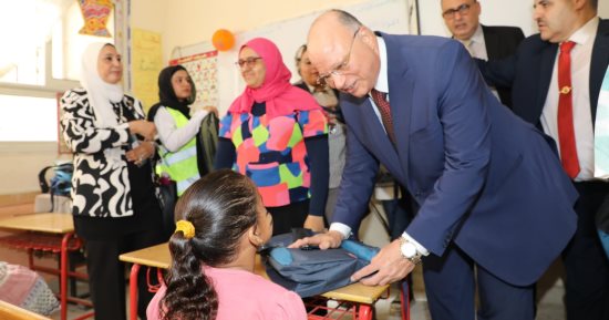 محافظ القاهرة يوزع "حقائب مدرسية" مجانا على الطلبة بمشروع أهالينا.. صور