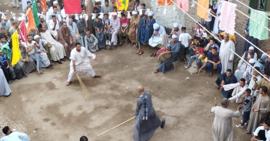 التحطيب وإحياء ليالى المديح والذكر أبرز مظاهر احتفال قرية أولاد نجم فى قنا بالمولد النبوى.. "التوب" يحمل على الجمال ويجوب القرية بالمزمار.. وأحد الأهالى: نستقبل المحتفلين من كل مكان لمدة 5 أيام.. صور