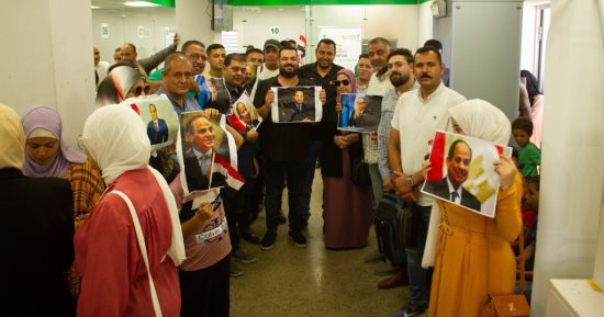 تواجد مكثف للمواطنين فى 15 مايو وعين شمس لإجراء توكيلات الانتخابات الرئاسية.. صور