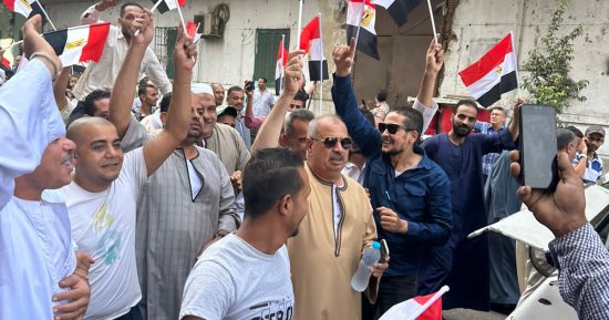 توافد المواطنين على مقرات الشهر العقارى بالجيزة لتحرير توكيلات انتخابات الرئاسة