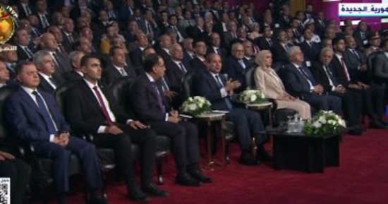 الرئيس السيسى يطالب وزير الشباب والرياضة ببحث مضاعفة قيمة جوائز الأبطال الرياضيين.. أشرف صبحى يؤكد: أنفقنا 1.1 مليار جنيه خلال عامين لدعم الألعاب الفردية.. و22 مليار جنيه لتطوير مراكز الشباب فى 9 سنوات