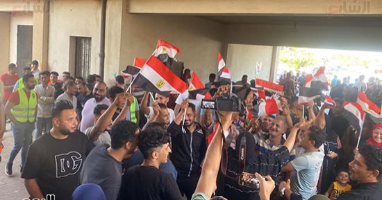 توافد المواطنين على الشهر العقارى بالسلام لتحرير توكيلات انتخابات الرئاسة.. صور