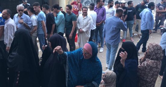 إقبال المواطنين على مقرات الشهر العقاري بالوراق لتحرير توكيلات الرئاسة.. صور