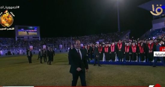 الرئيس السيسي لأوائل الخريجين: كل سنة وأنتم طيبين جميعا وألف مبروك