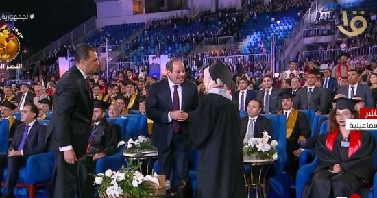مشاركة فى مسيرة أوائل الطلاب تخرج باكية لتقديم التحية للرئيس السيسي.. صور