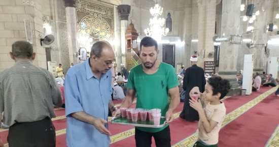 توزيع "شربات" بمسجد المرسي أبو العباس بالإسكندرية احتفالا بالمولد النبوى