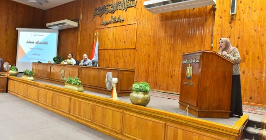 محافظ أسيوط يناقش الاستعدادات النهائية للعام الدراسى.. ويكرم المتميزين