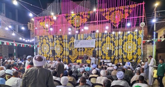 أبناء الرزيقات بالأقصر يحتفلون بالمولد النبوى بتجمع المئات لسماع القرآن الكريم