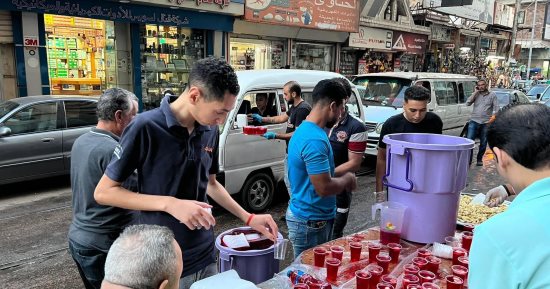 "شربات وسوبيا ورز بلبن".. عادة سنوية لأهالى الإسكندرية خلال احتفالات المولد النبوى.. بهجة وسعادة فى شوارع عروس البحر المتوسط.. والأهالى: ورثنا العادة من أجدادنا ابتهاجا بمولد سيد الخلق والبعض يوزع الطعام