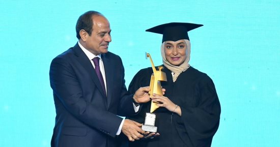 الرئيس السيسى يكرم عددًا من أوائل الخريجين خلال فعاليات تفوق جامعات مصر